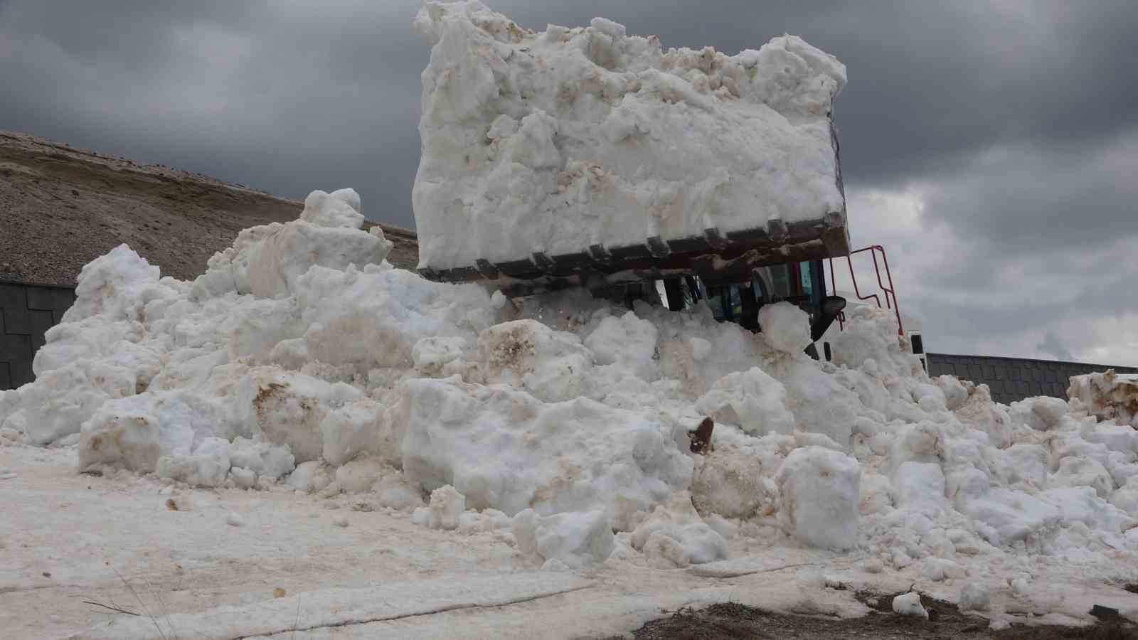 Nemrut Krater G&ouml;l&uuml;n&uuml;n yolu a&ccedil;ılıyor
