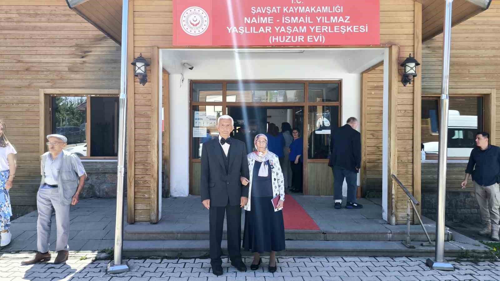 Huzurevinde evlenen çift ikinci baharlarını yaşıyor
