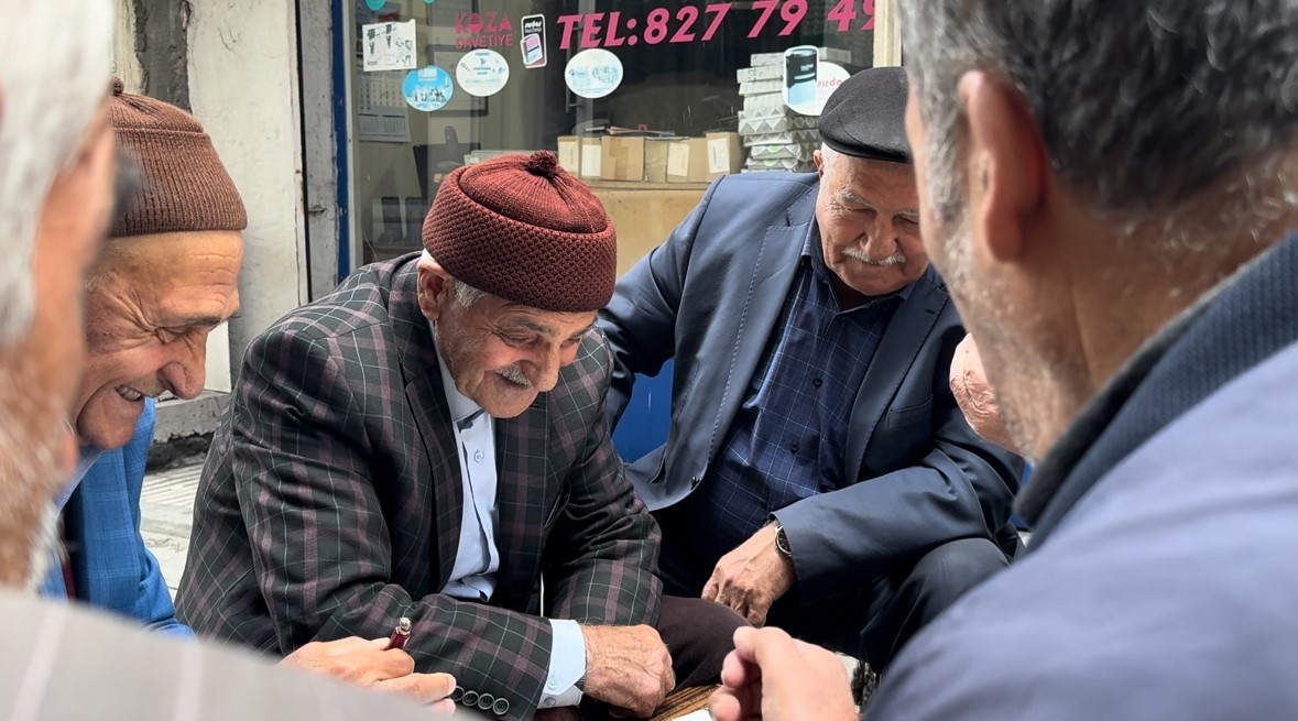 Bu kahvehanede 7&rsquo;den 70&rsquo;e herkes satran&ccedil; oynuyor
