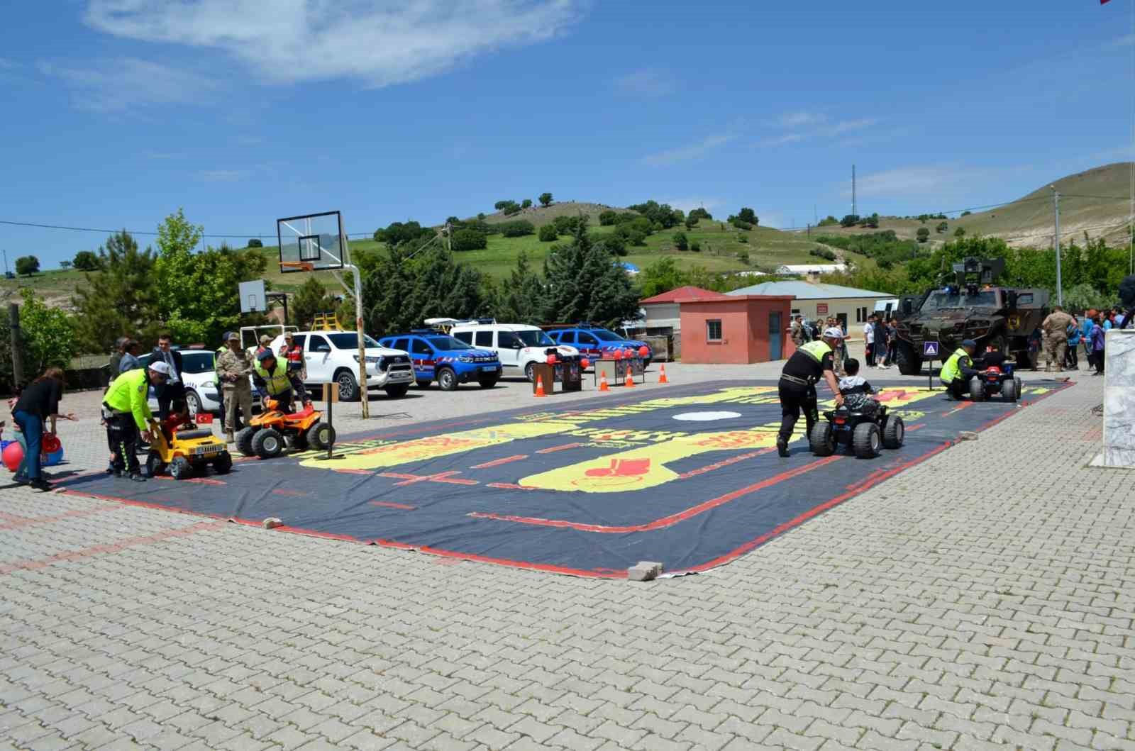 Köy okulu öğrencileri hem trafik kurallarını öğrendi hem de şölen tadında bir gün geçirdi
