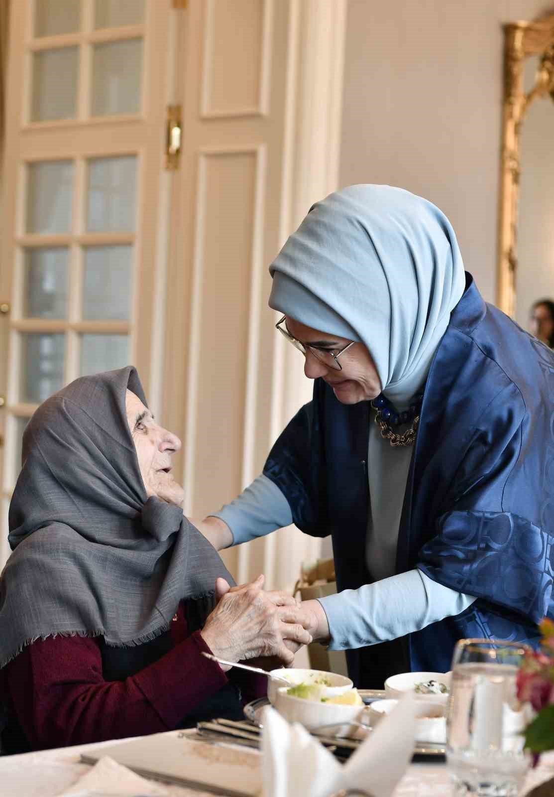 Emine Erdoğan, Anneler Günü vesilesiyle Devlet Konukevi’nde anneleri ağırladı:
