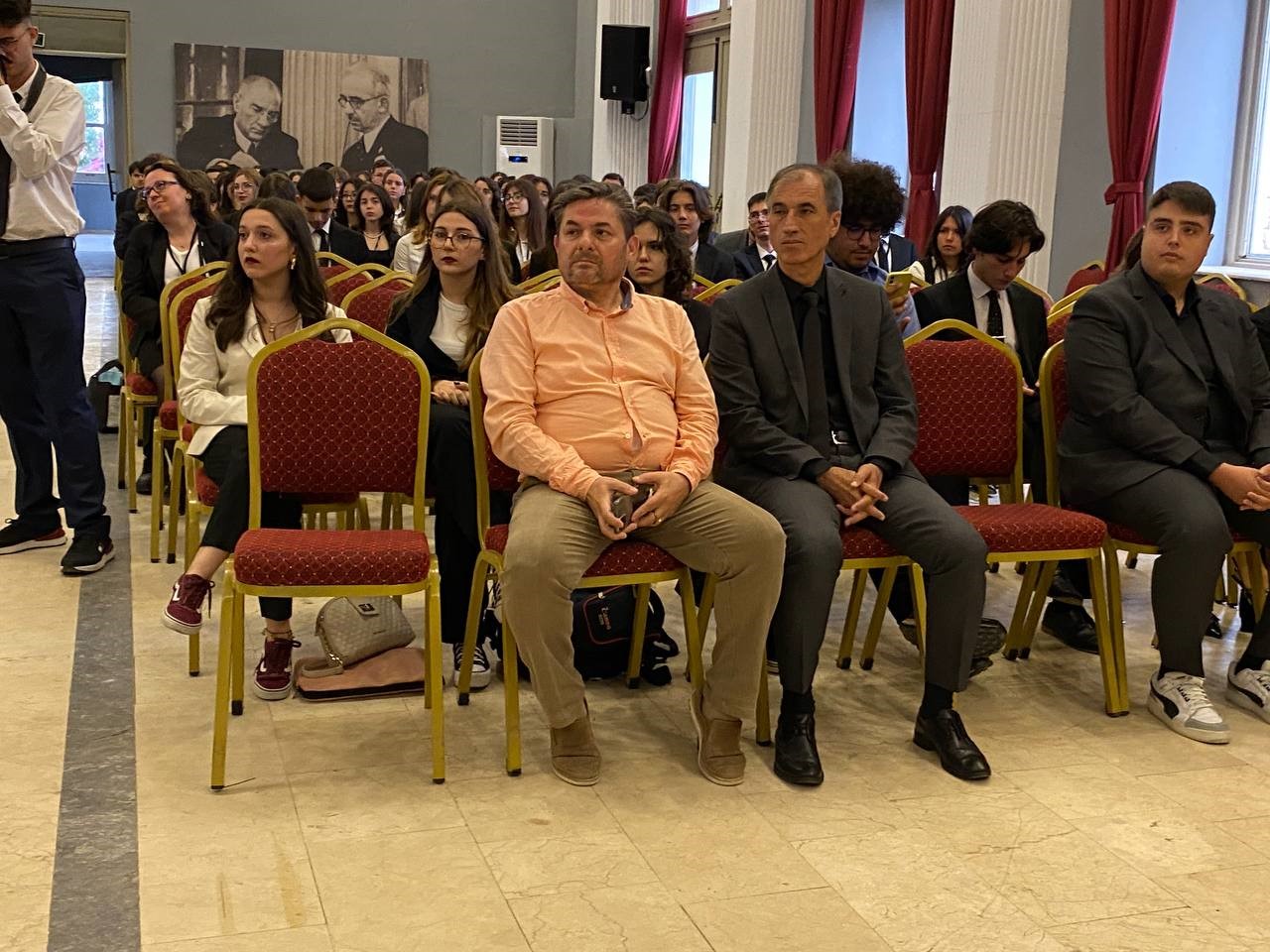 Ayvalık&rsquo;ta AYAL &ouml;ğrencileri d&uuml;nya sorunlarına &ccedil;&ouml;z&uuml;m arıyor
