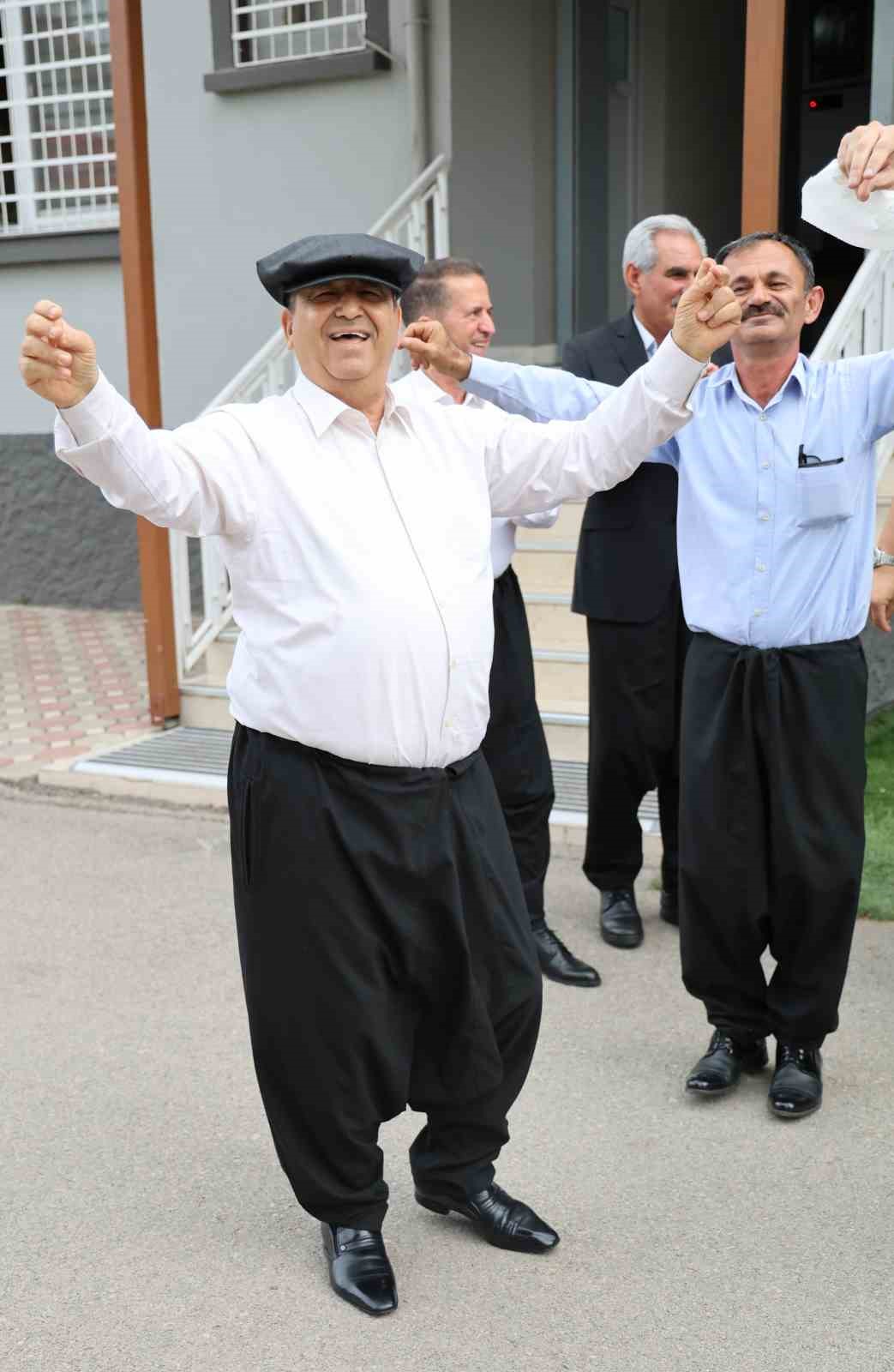 Adana şalvarının tescillenmesini davul zurna ile kutladılar
