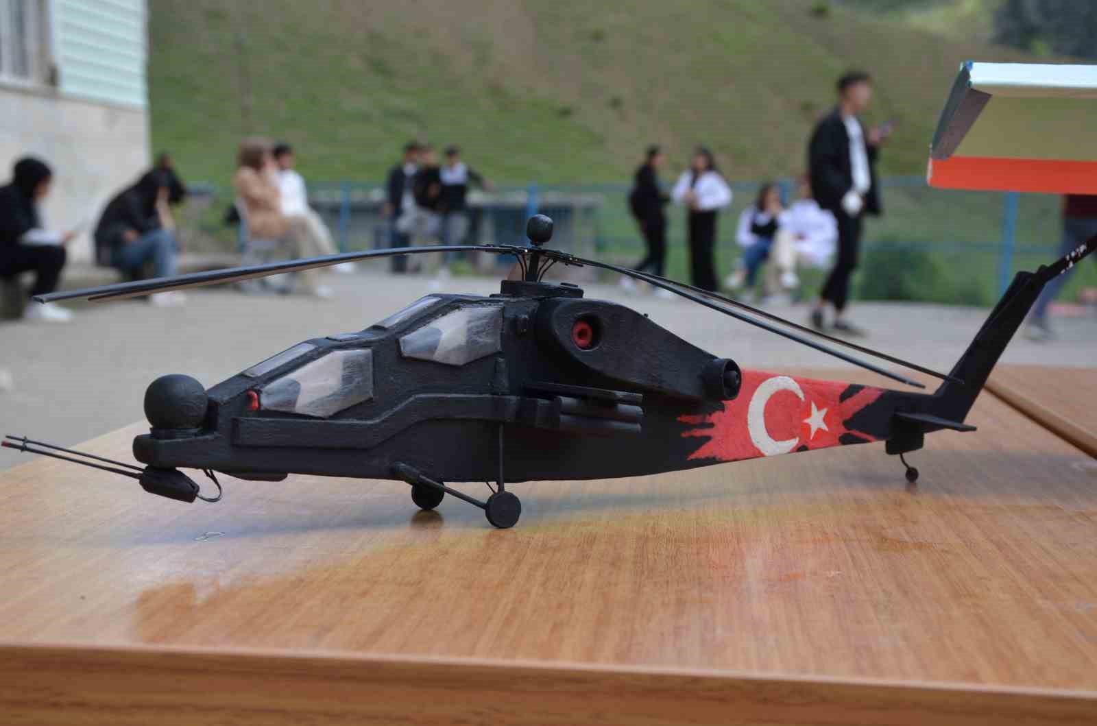 Beytüşşebaplı öğrenciler yaptıkları atak helikopteri satarak SMA hastası çocuğa destek oldu