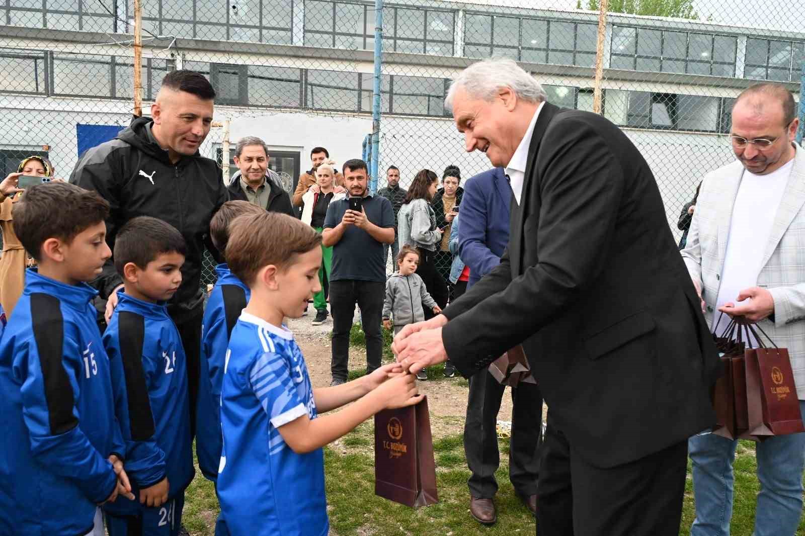 Başkan Bakkalcıoğlu, başarılı futbolcuları ödüllendirdi
