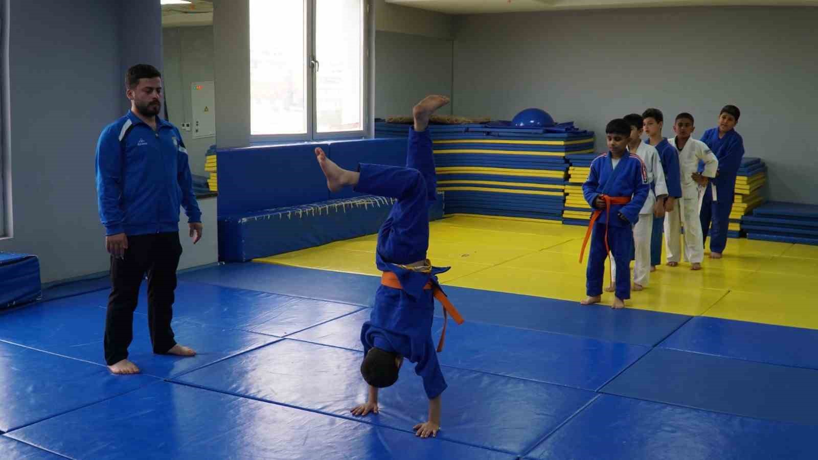 Haliliye gen&ccedil;lerden tekvando ve judo kurslarına yoğun ilgi
