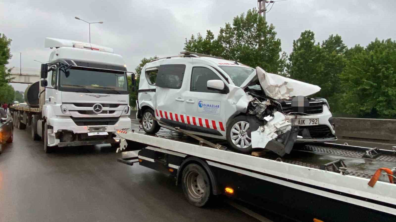 2 tır ve hafif ticari araç çarpıştı: 1 yaralı