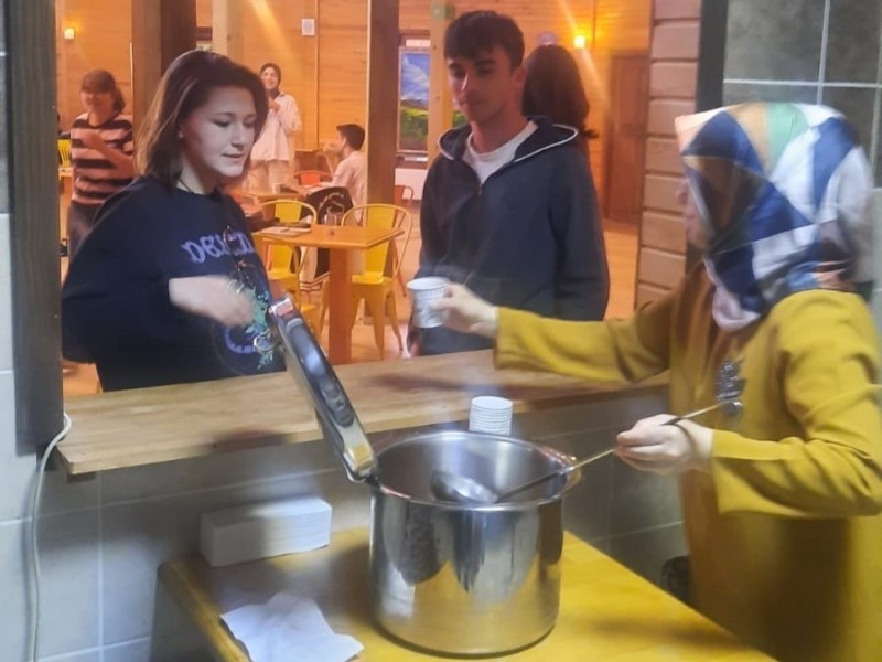 Başkan Akel&rsquo;den &ouml;ğrencilere &ccedil;orba jesti
