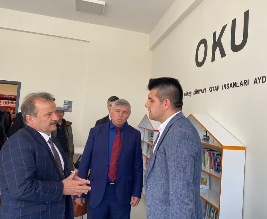 K&uuml;tahyalı emekli k&uuml;t&uuml;phaneci Akt&uuml;rk&rsquo;ten Afyon&rsquo;daki ilkokul k&uuml;t&uuml;phanesine kitap bağışı
