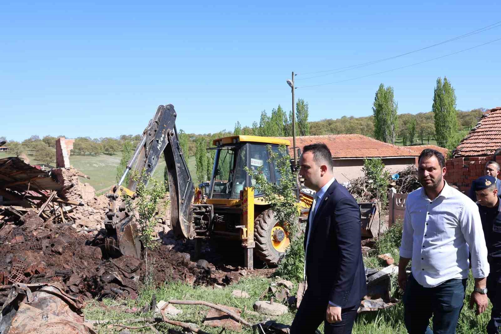 Aslanapa Kaymakamı Demirci&rsquo;den, evi yanan aileye ge&ccedil;miş olsun ziyareti
