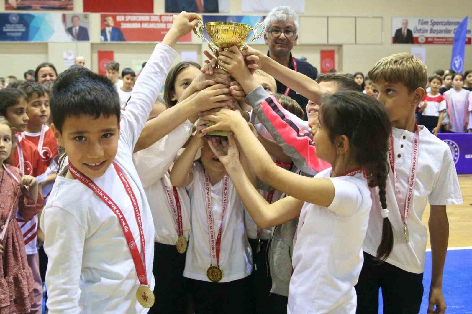 Burhaniye’de ’Geleneksel Çocuk Oyunları’ ödül töreni yapıldı