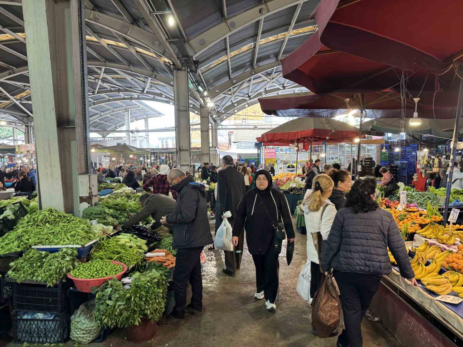 Halk pazarında fiyatlar düştü
