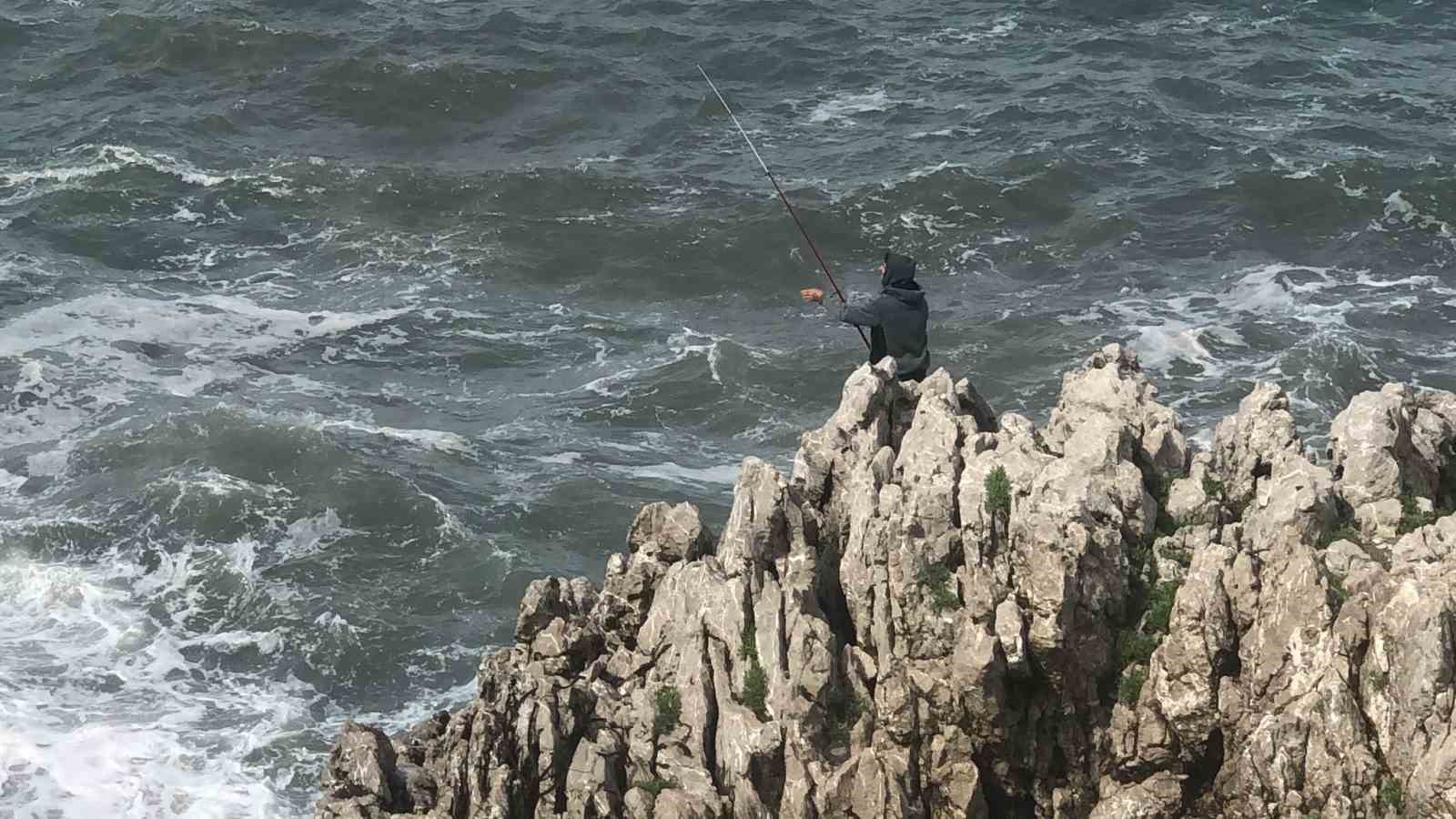 Tehlikeli kayalıklarda balık tutmak i&ccedil;in canını hi&ccedil;e saydı
