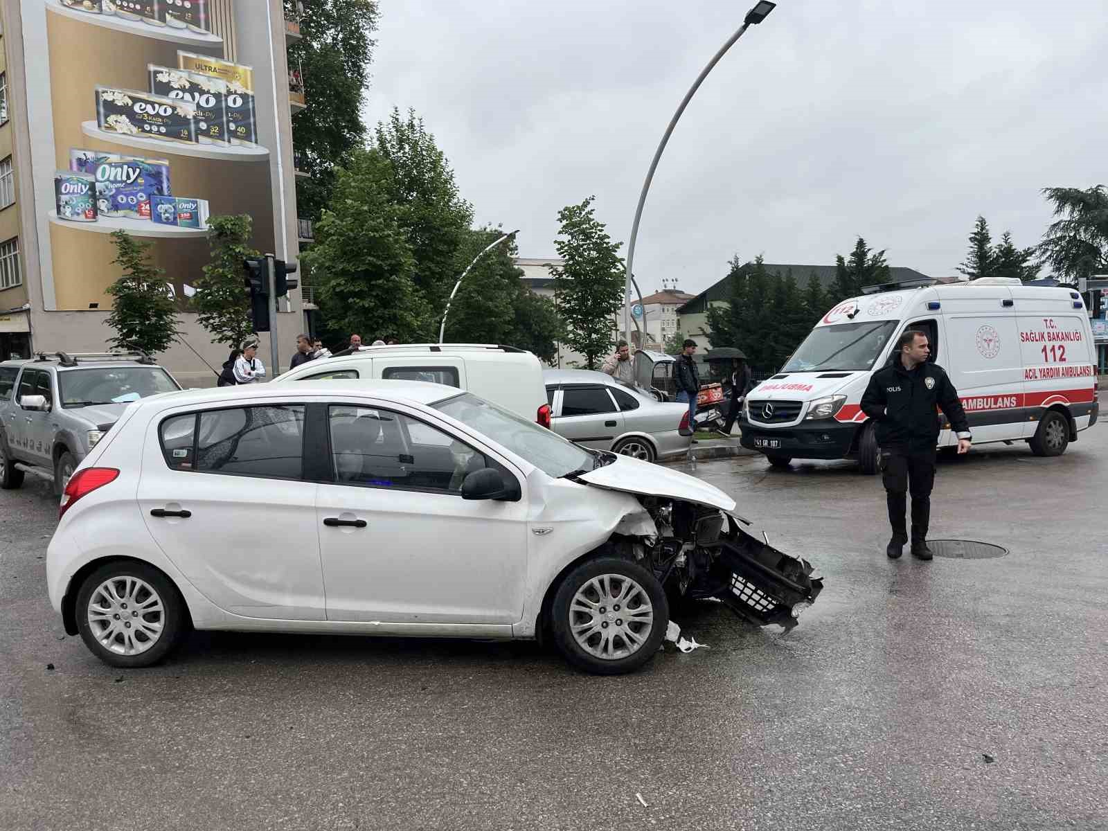 Kavşakta otomobiller çarpıştı: 3 yaralı