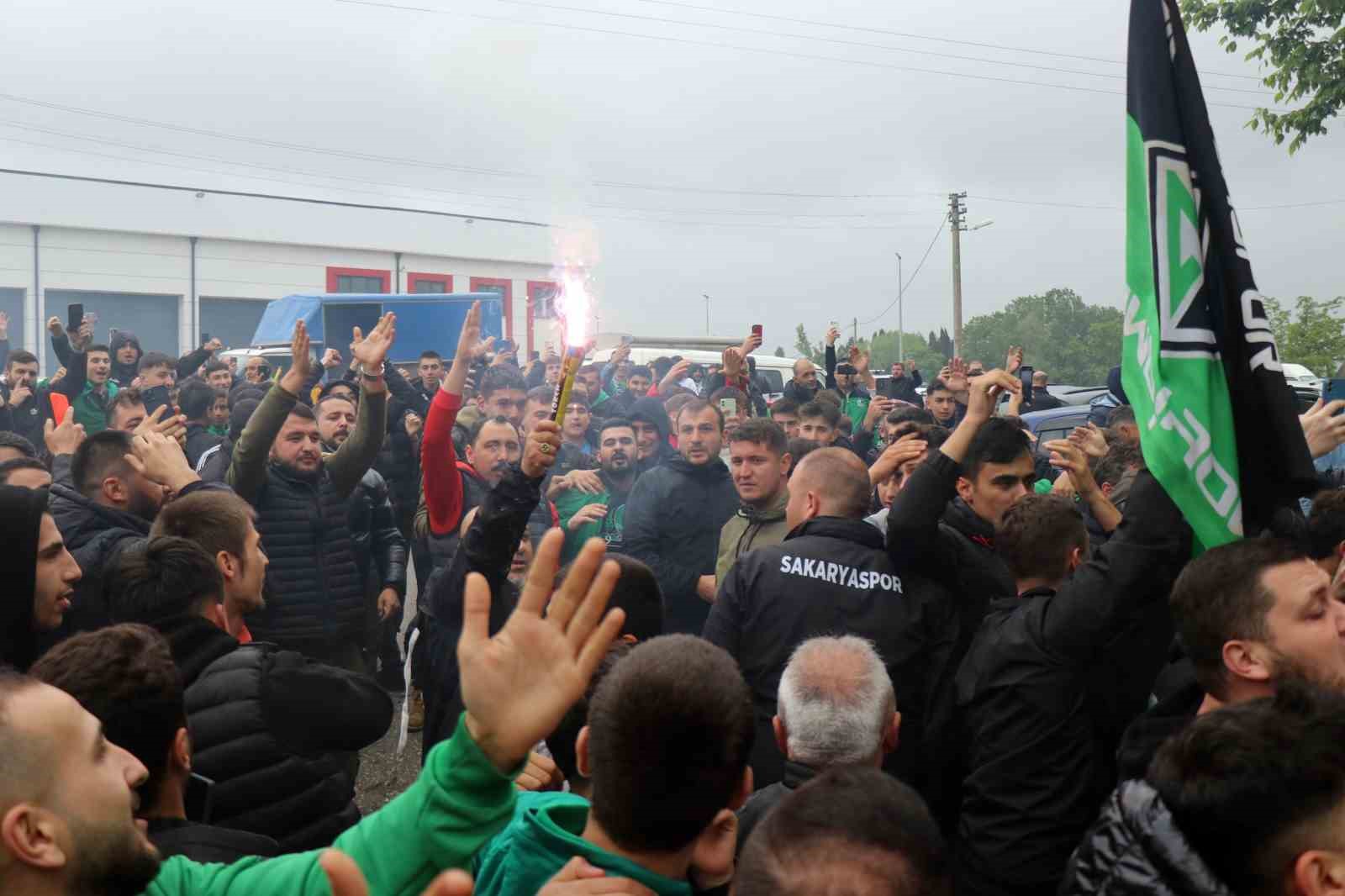 Sakaryasporlu taraftarlar, takımı derbiye meşale ve tezahüratlarla uğurladı
