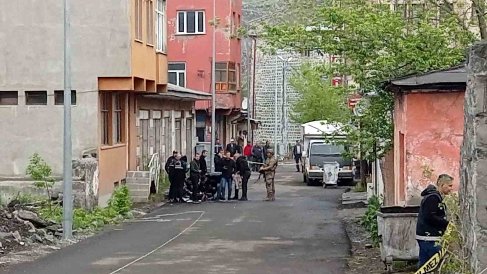 Kars’ta şüpheli valiz patlatıldı