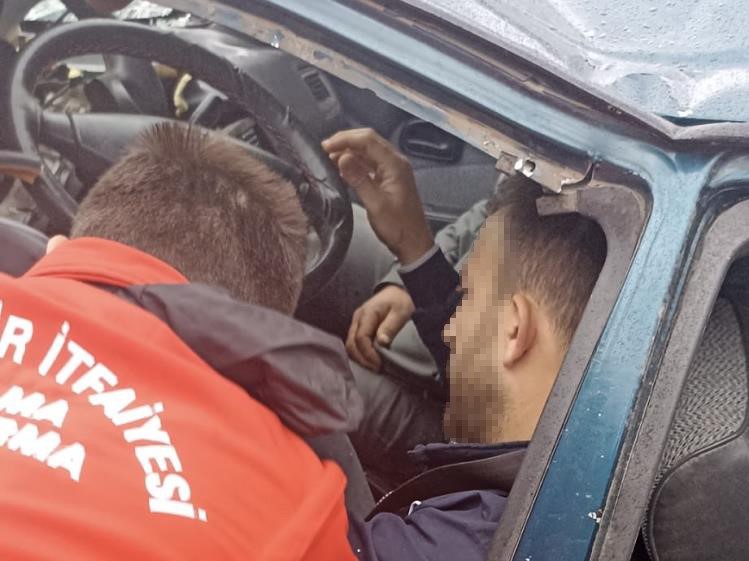 Balıkesir&rsquo;de trafik kazası: Tırın dorsesi otomobili bi&ccedil;ti
