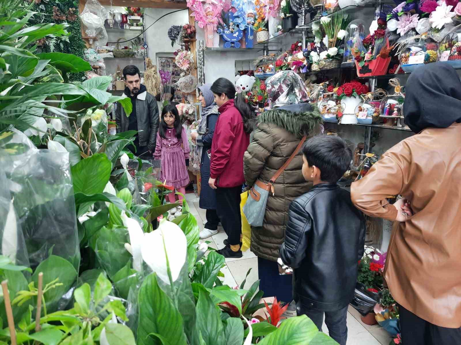 Kars&rsquo;ta &ccedil;i&ccedil;ek&ccedil;ilerde Anneler G&uuml;n&uuml; yoğunluğu
