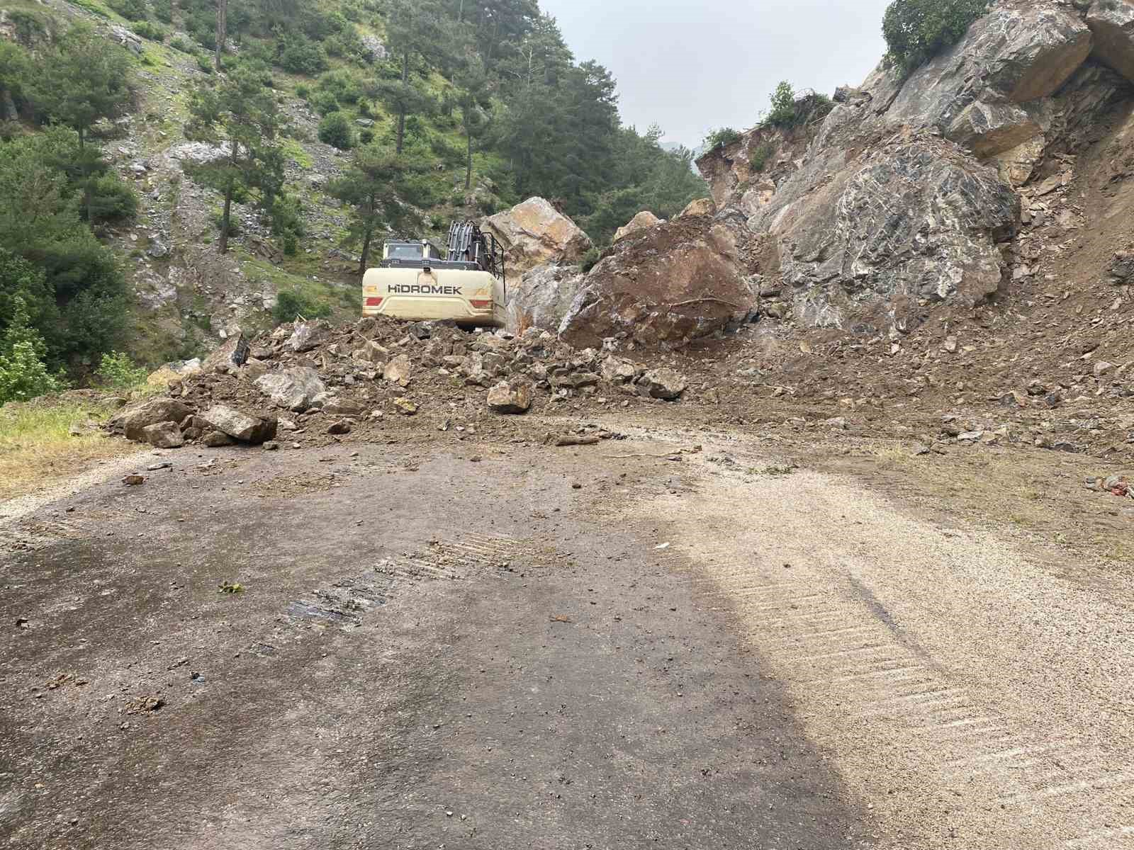 Devasa kayalar yolu ulaşıma kapattı