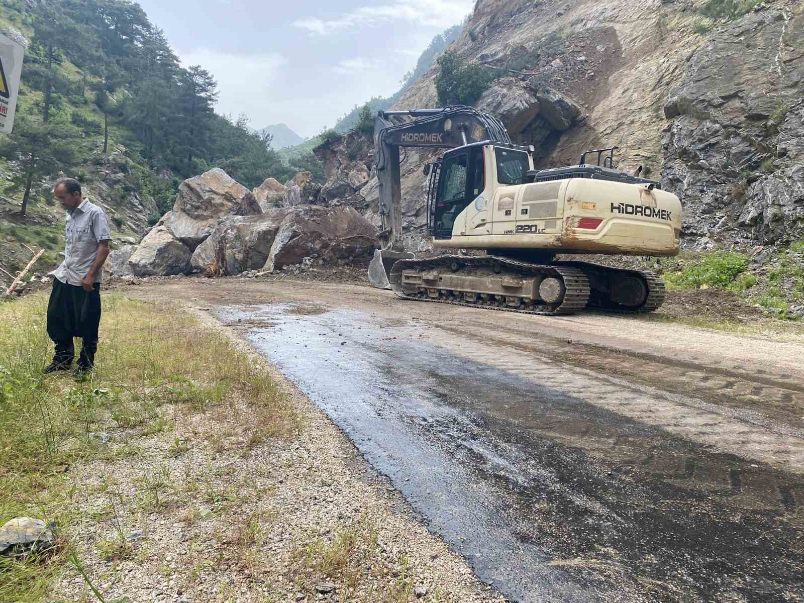 Devasa kayalar yolu ulaşıma kapattı
