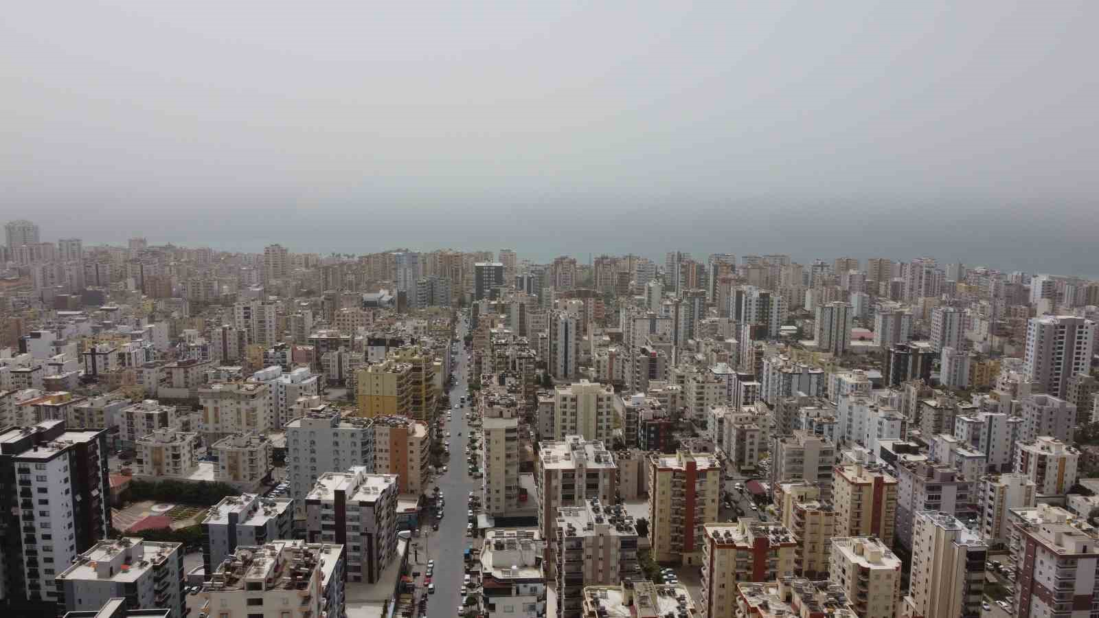 Mersin&rsquo;i toz bulutu kapladı, ara&ccedil;lar &ccedil;amura bulandı
