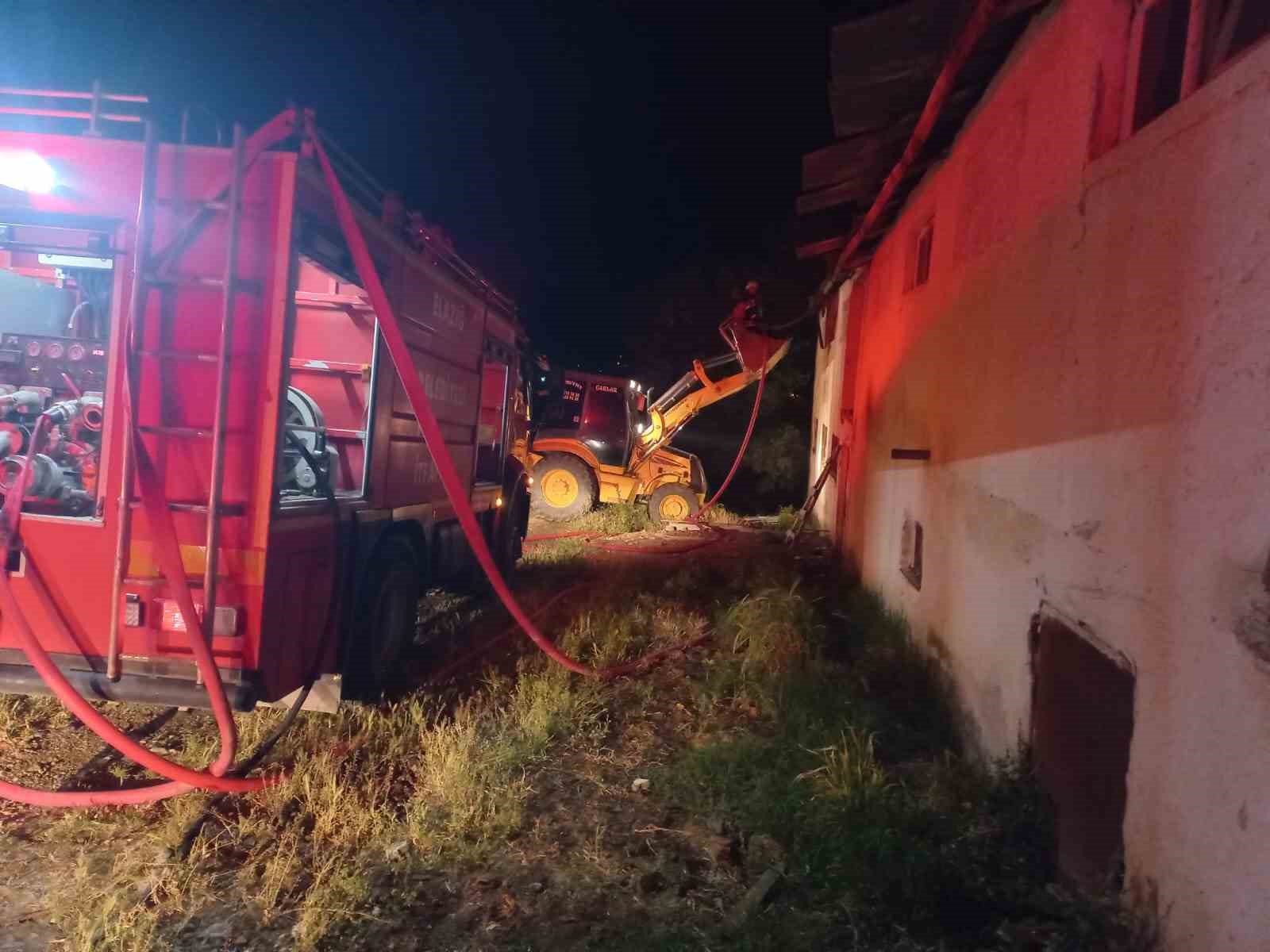 Elazığ’da tavuk çiftliğinde yangın: Yüzlerce tavuk telef oldu