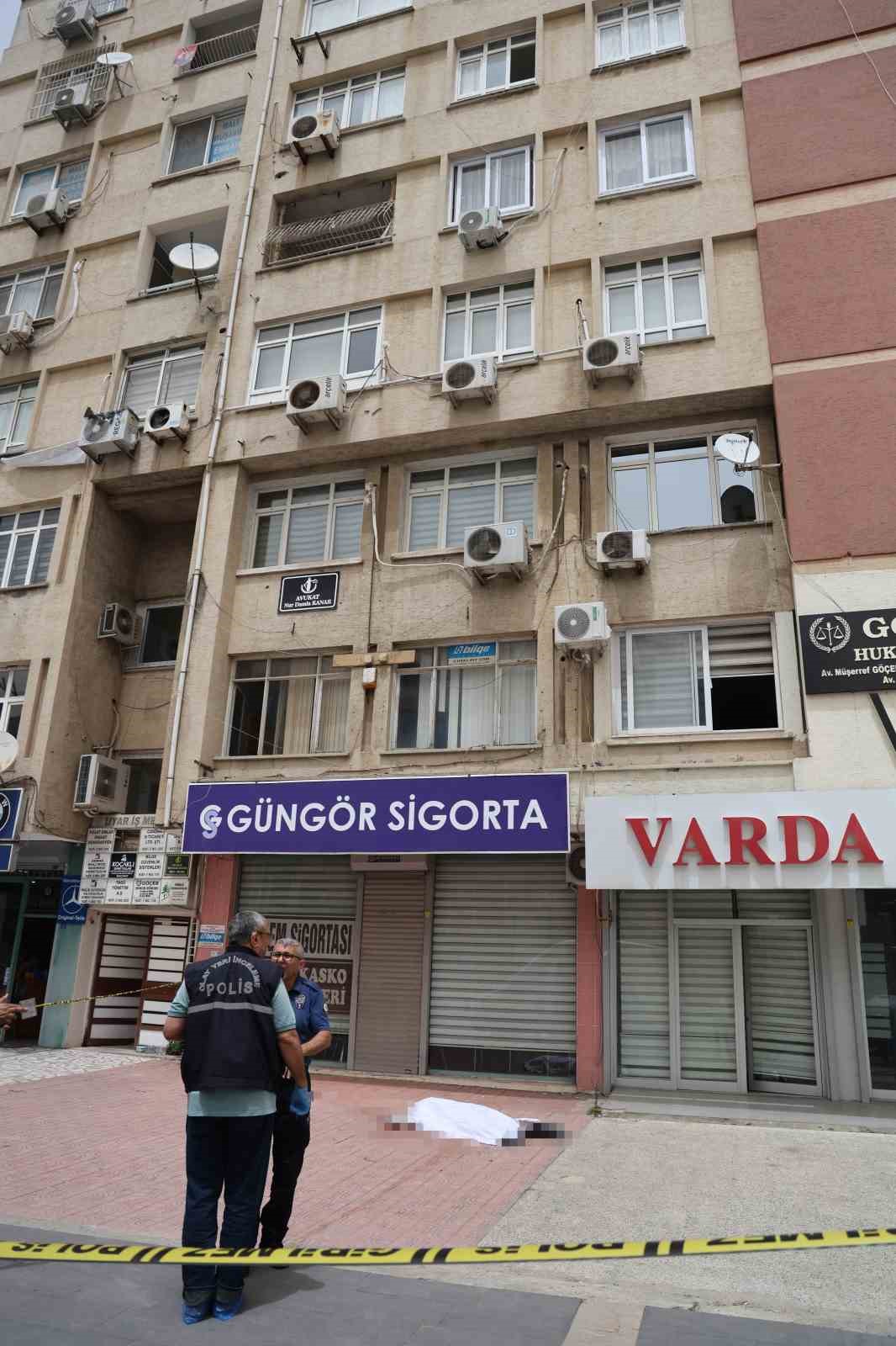 5.kattan d&uuml;şen yaşlı adam hayatını kaybetti
