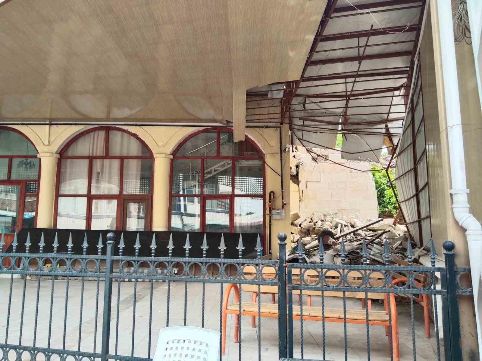 Depremde hasar alan tarihi cami ayağa kaldırılıyor