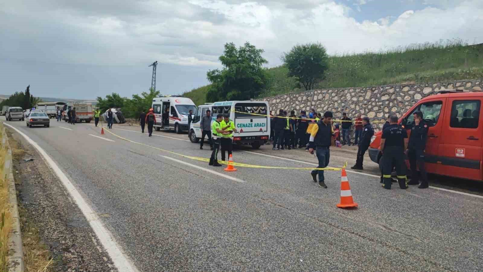 Adıyaman&rsquo;da otomobil takla attı: 1 &ouml;l&uuml;, 1 yaralı
