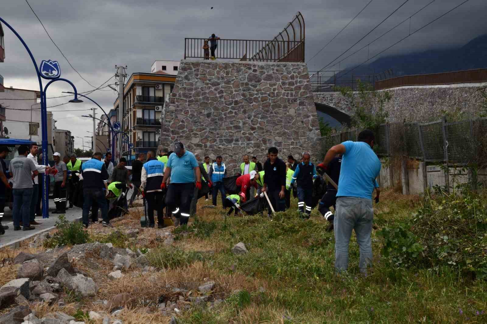 Belediye başkanı ve işçiler 3,5 saat çöp temizledi
