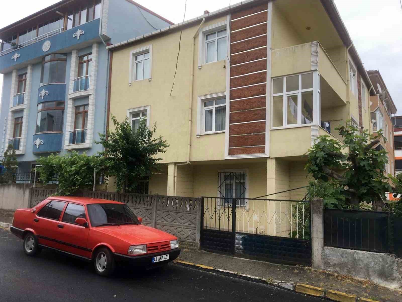 Servis aracı ile apartmanın önünden çöp bidonu çaldılar: O anlar kamerada