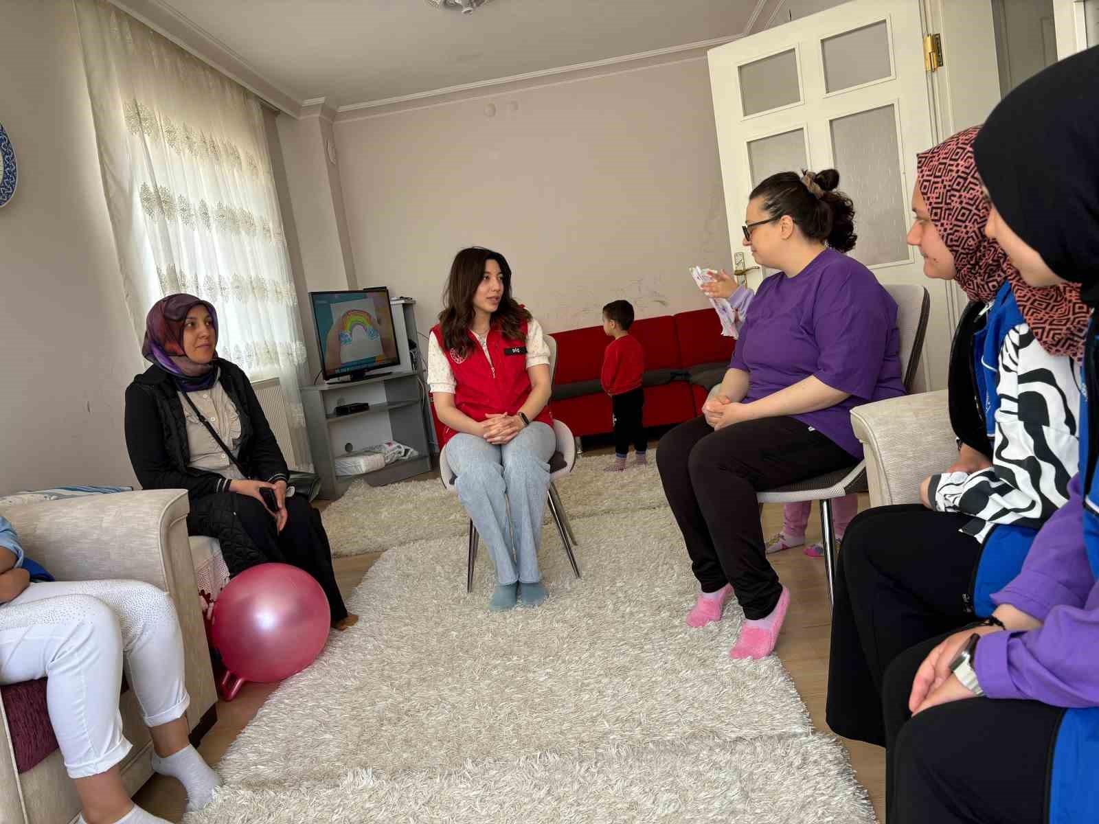G&ouml;n&uuml;ll&uuml; gen&ccedil;ler depremzede ve şehit annelerini ziyaret etti
