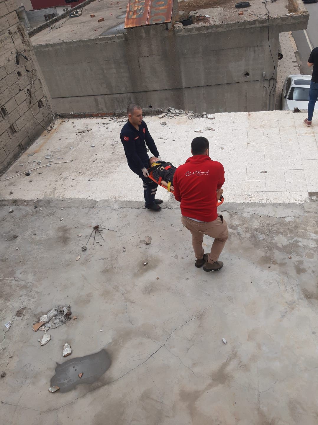 Damdan dama d&uuml;şen &ccedil;ocuğu itfaiye kurtardı
