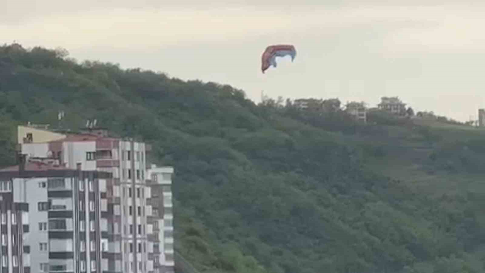 Trabzon’da fırtına dev Trabzonspor bayrağını uçurdu
