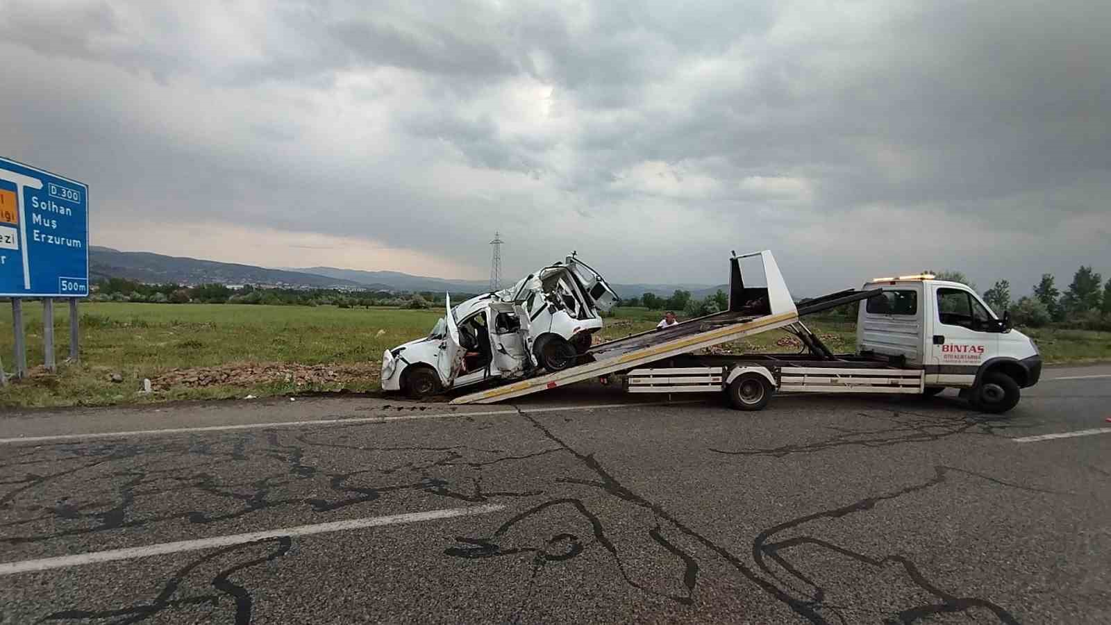 Bingöl’de hafif ticari araç levhaya çarptı: 3 yaralı