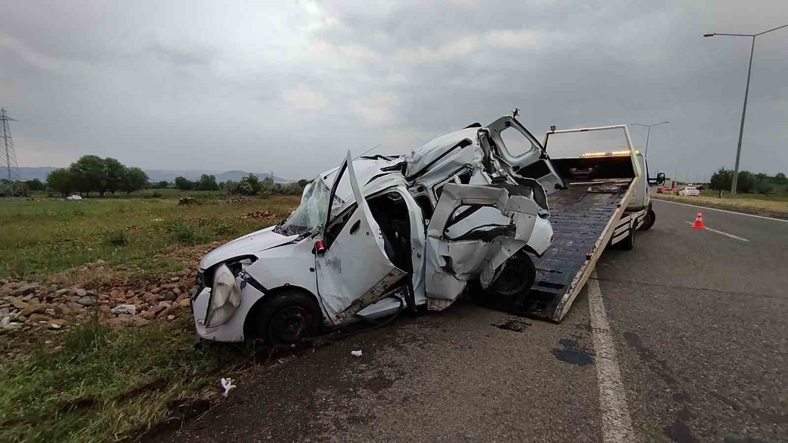 Bingöl’de hafif ticari araç levhaya çarptı: 3 yaralı
