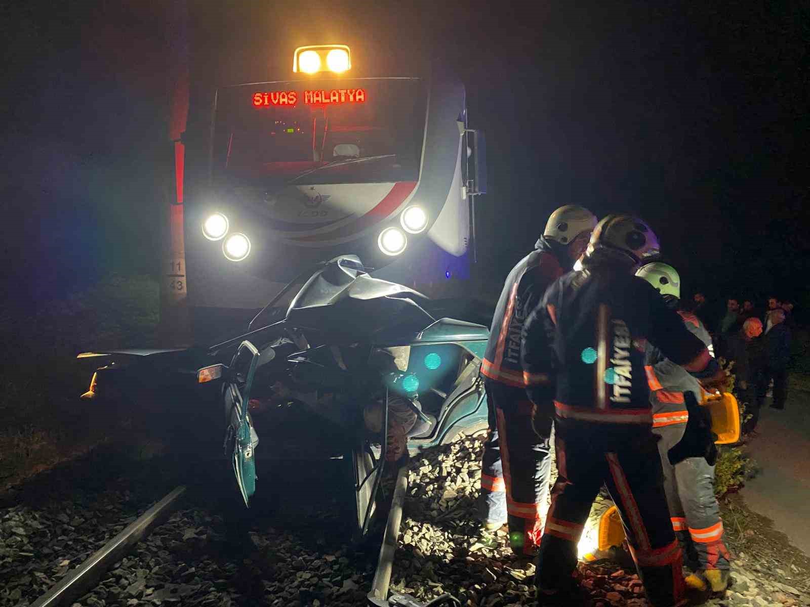 Malatya&rsquo;da feci kaza: Trenin altında kalan otomobilin s&uuml;r&uuml;c&uuml;s&uuml; hayatını kaybetti 