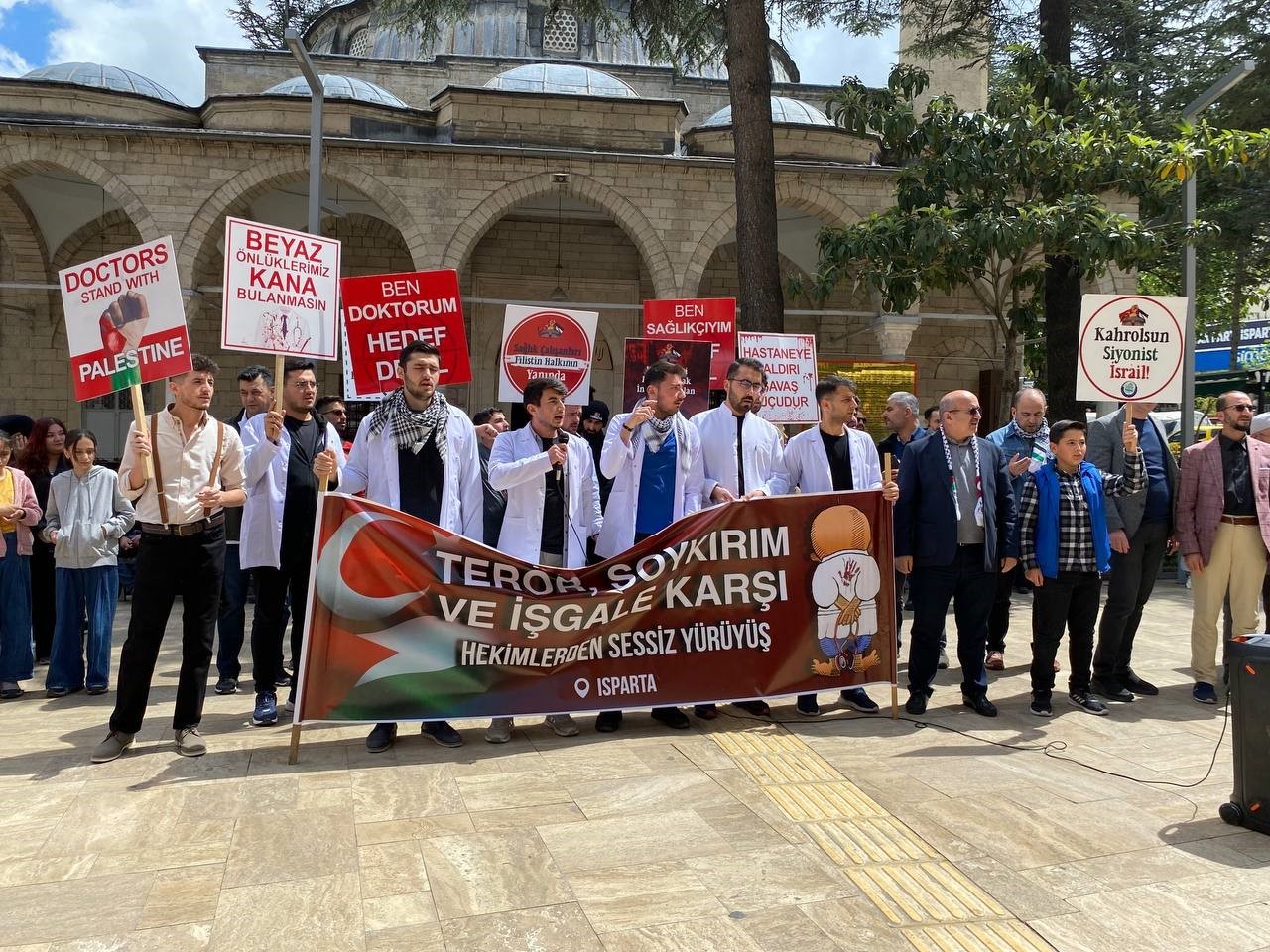 Isparta&rsquo;da sağlık &ccedil;alışanları Filistin i&ccedil;in y&uuml;r&uuml;d&uuml;
