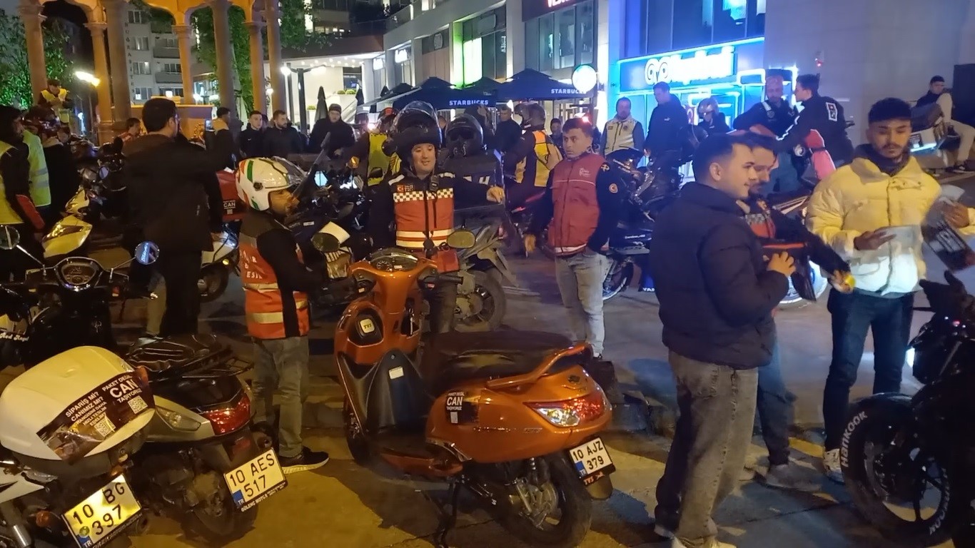 Kuryeler &rsquo;Ata Emre&rsquo; i&ccedil;in kornalarını &ccedil;aldı
