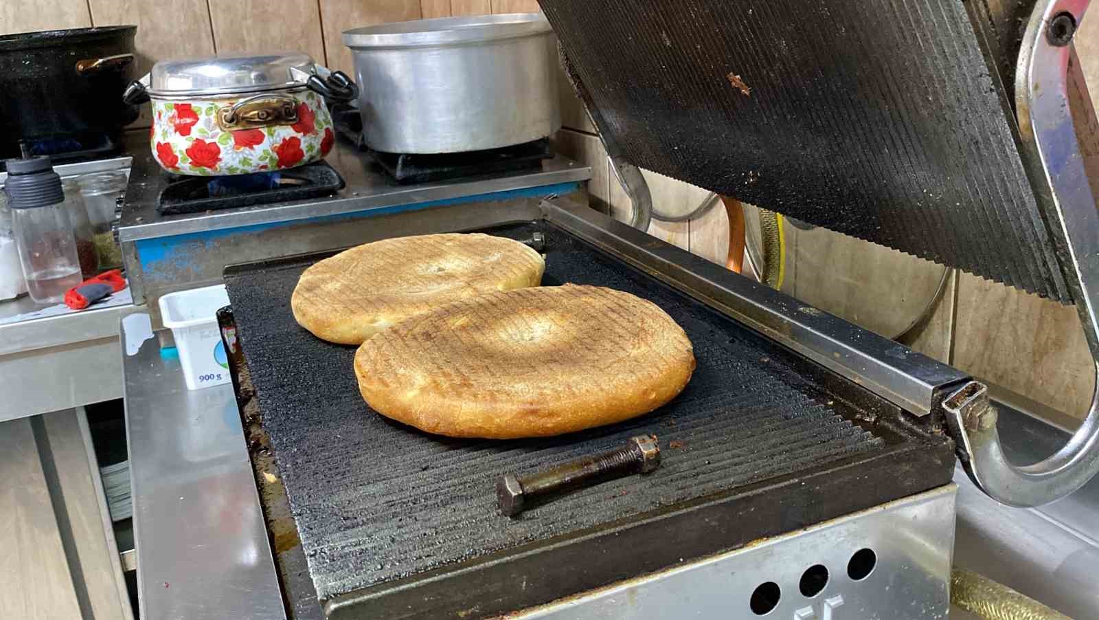 Yarım asırdır sabah ezanından &ouml;nce d&uuml;kkanını a&ccedil;ıyor
