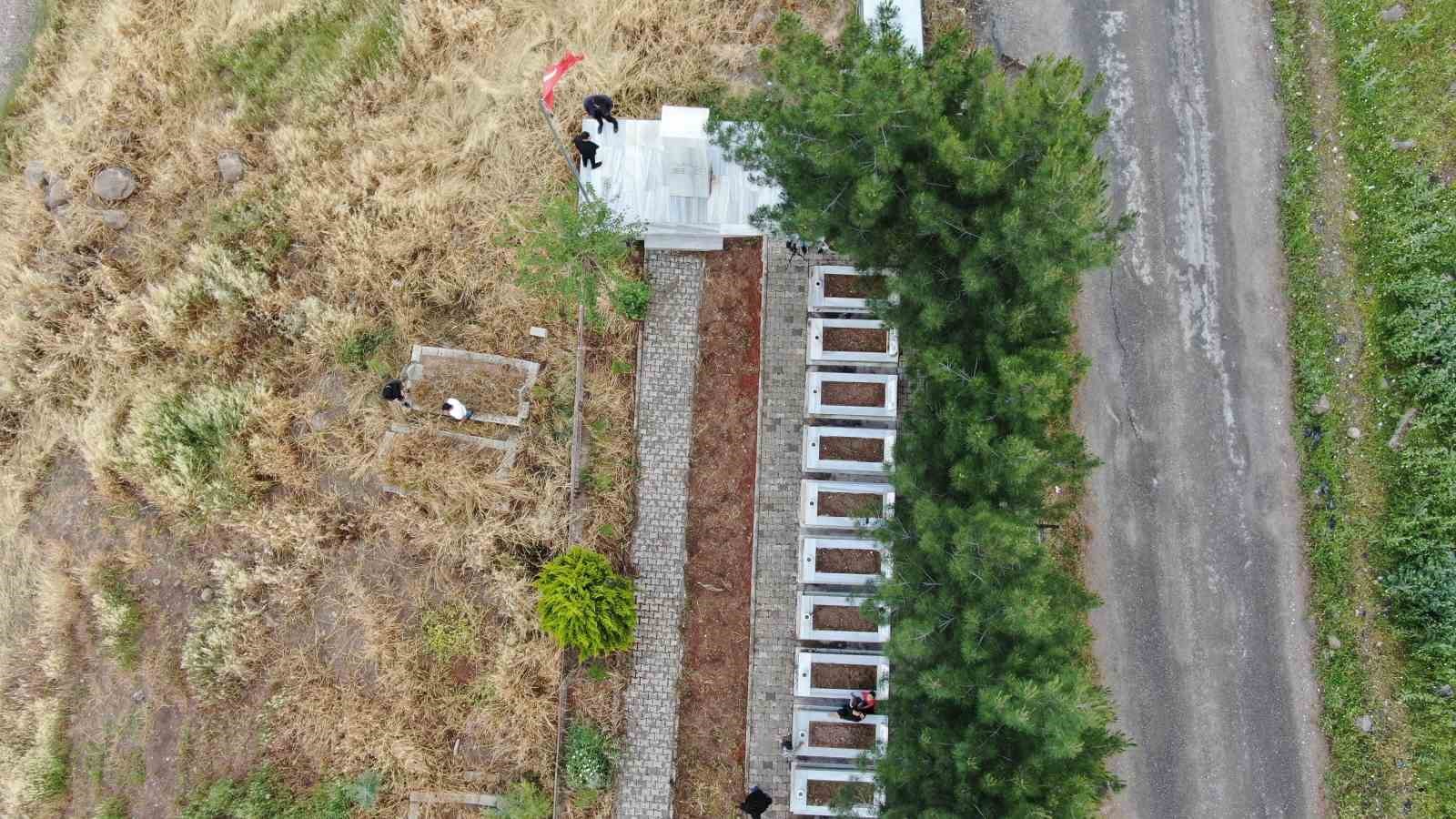 Anneler G&uuml;n&uuml;, D&uuml;r&uuml;ml&uuml; şehitlerinin yıld&ouml;n&uuml;m&uuml;nde ailelerinin acısını katladı
