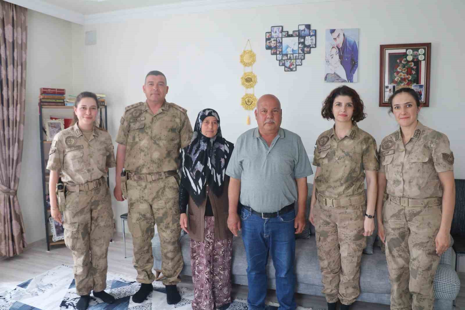 Jandarmadan şehit anneleri ve eşlerine &rsquo;Anneler G&uuml;n&uuml;&rsquo; s&uuml;rprizi
