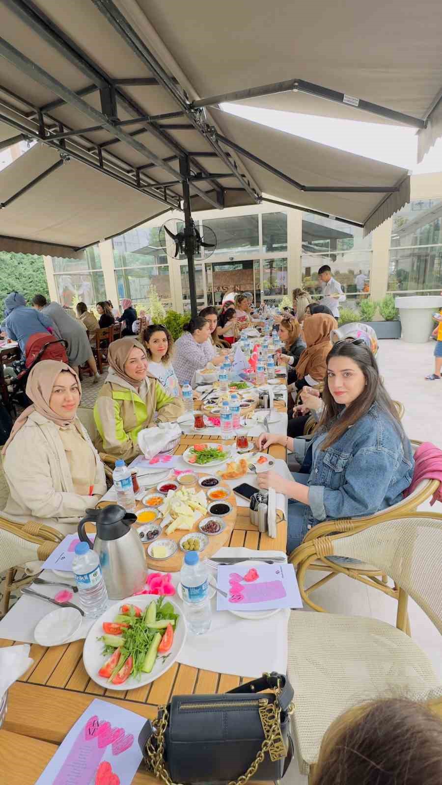 Final Okulları &ouml;ğrencileri, Anneler G&uuml;n&uuml;&rsquo;nde annelerini onurlandırdı
