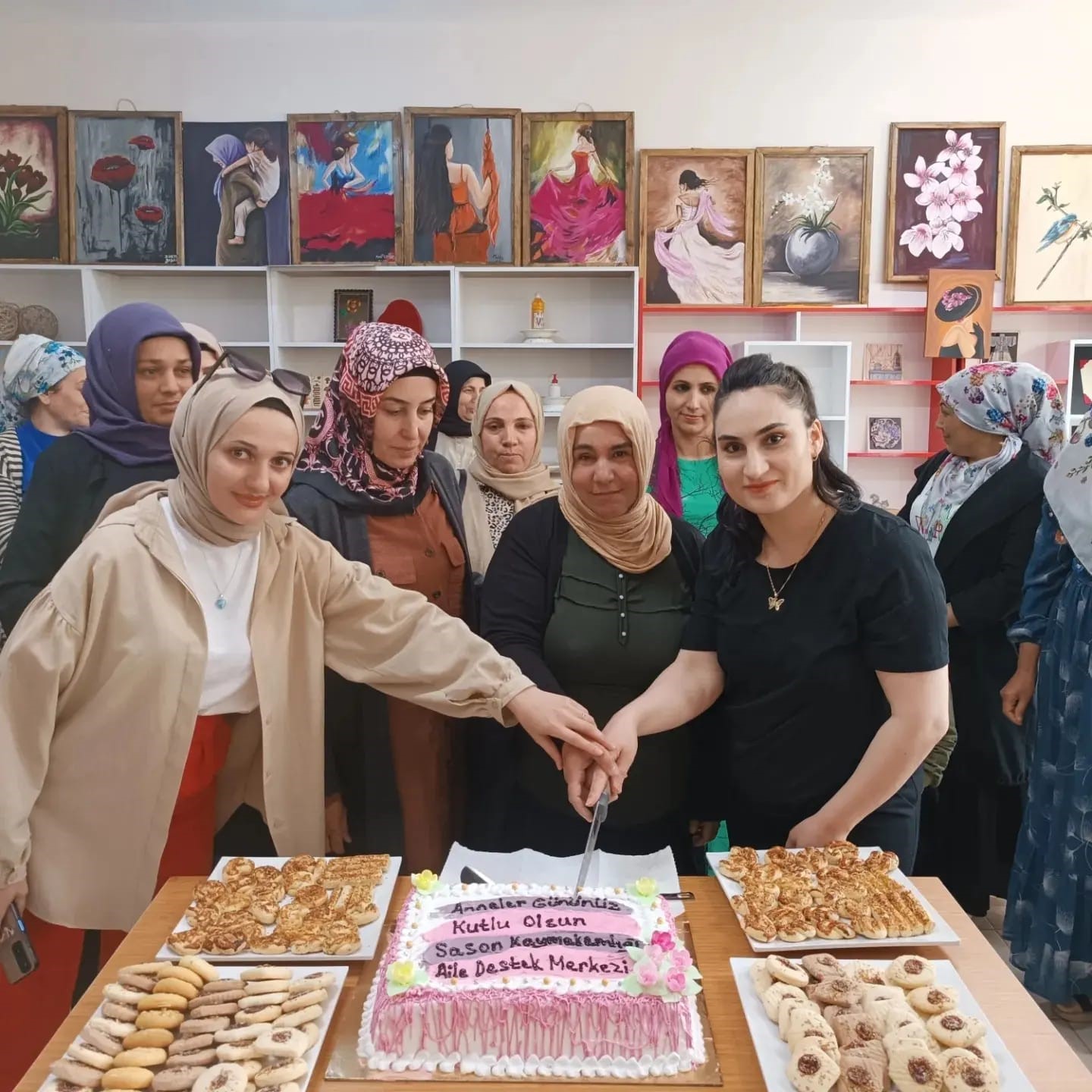 Şehit annesinin Anneler G&uuml;n&uuml;&rsquo;n&uuml; pasta keserek kutladılar
