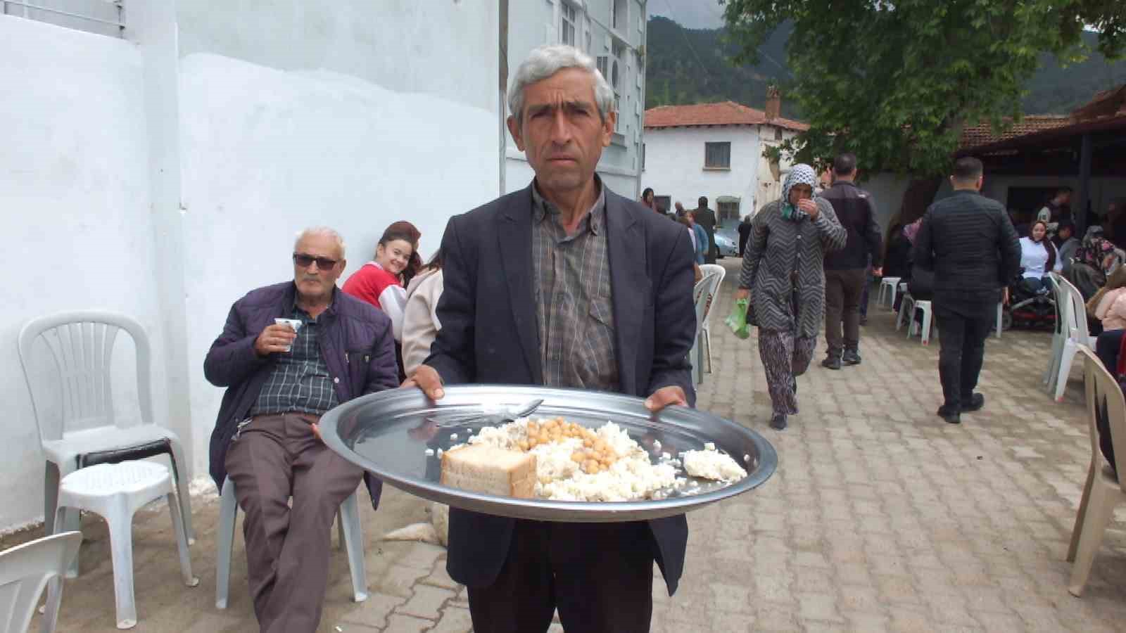 Balıkesir&rsquo;de geleneksel &ccedil;ift&ccedil;i hayrı y&uuml;zlerce vatandaşı buluşturdu
