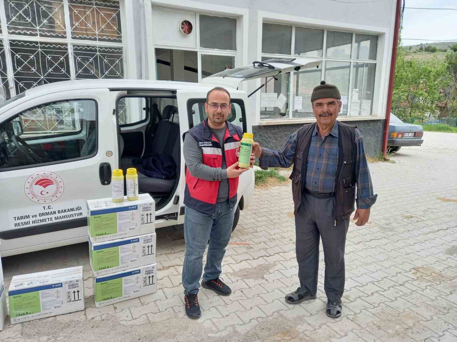 K&uuml;tahya&rsquo;da &ccedil;ift&ccedil;ilere Nohut Antraknozu hastalığına karşı &uuml;cretsiz ila&ccedil; dağıtıldı
