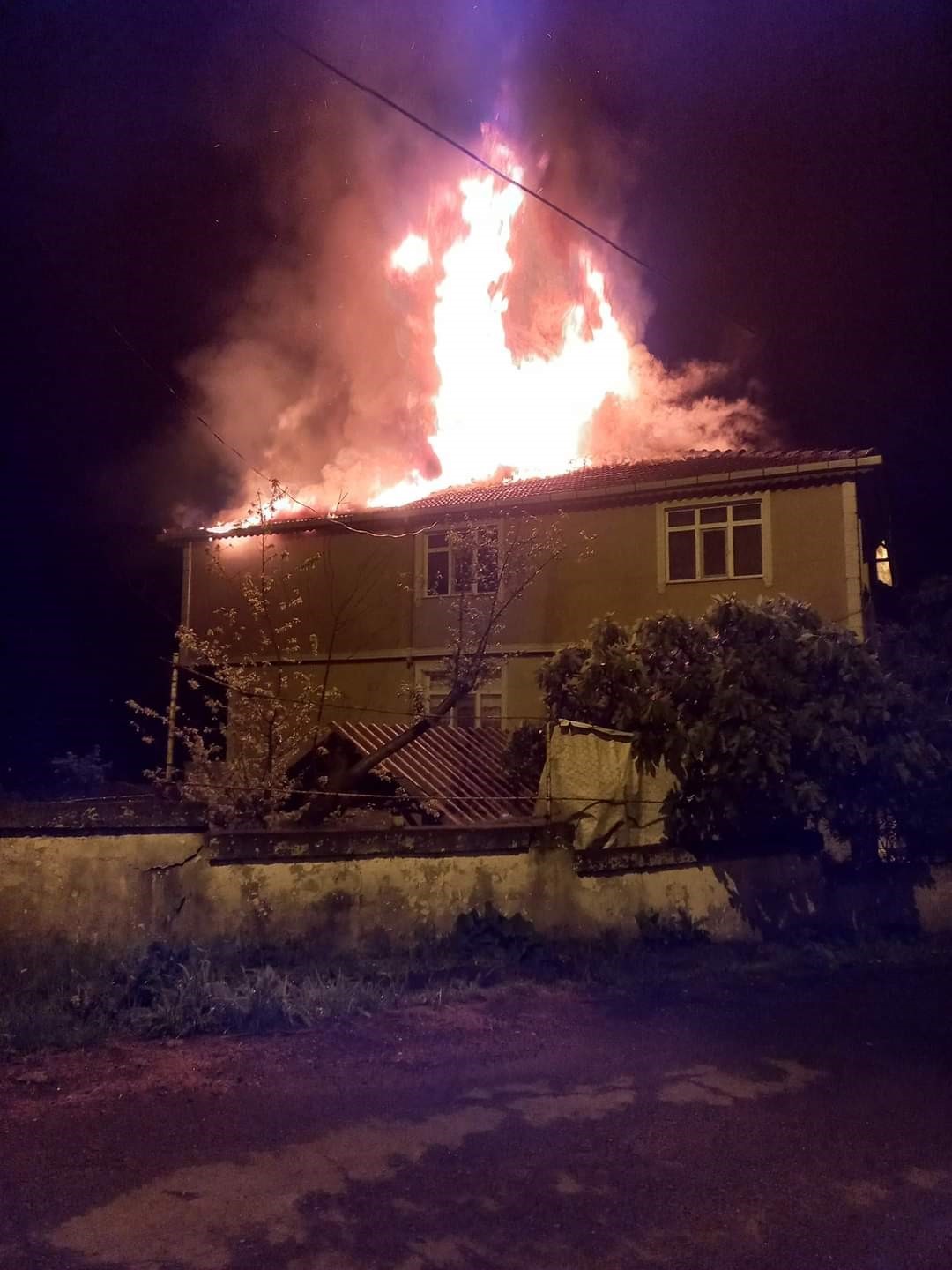 Alaplı&rsquo;da 2 binanın &ccedil;atı katı alev alev yandı
