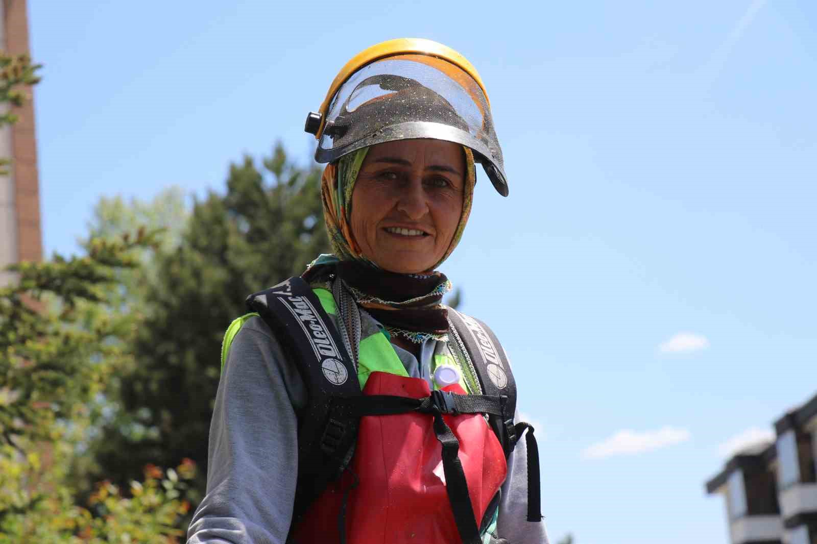 Bolu’nun sokaklarında anne eli: Ekmeğini şehrin sokaklarını temizleyerek kazanıyor
