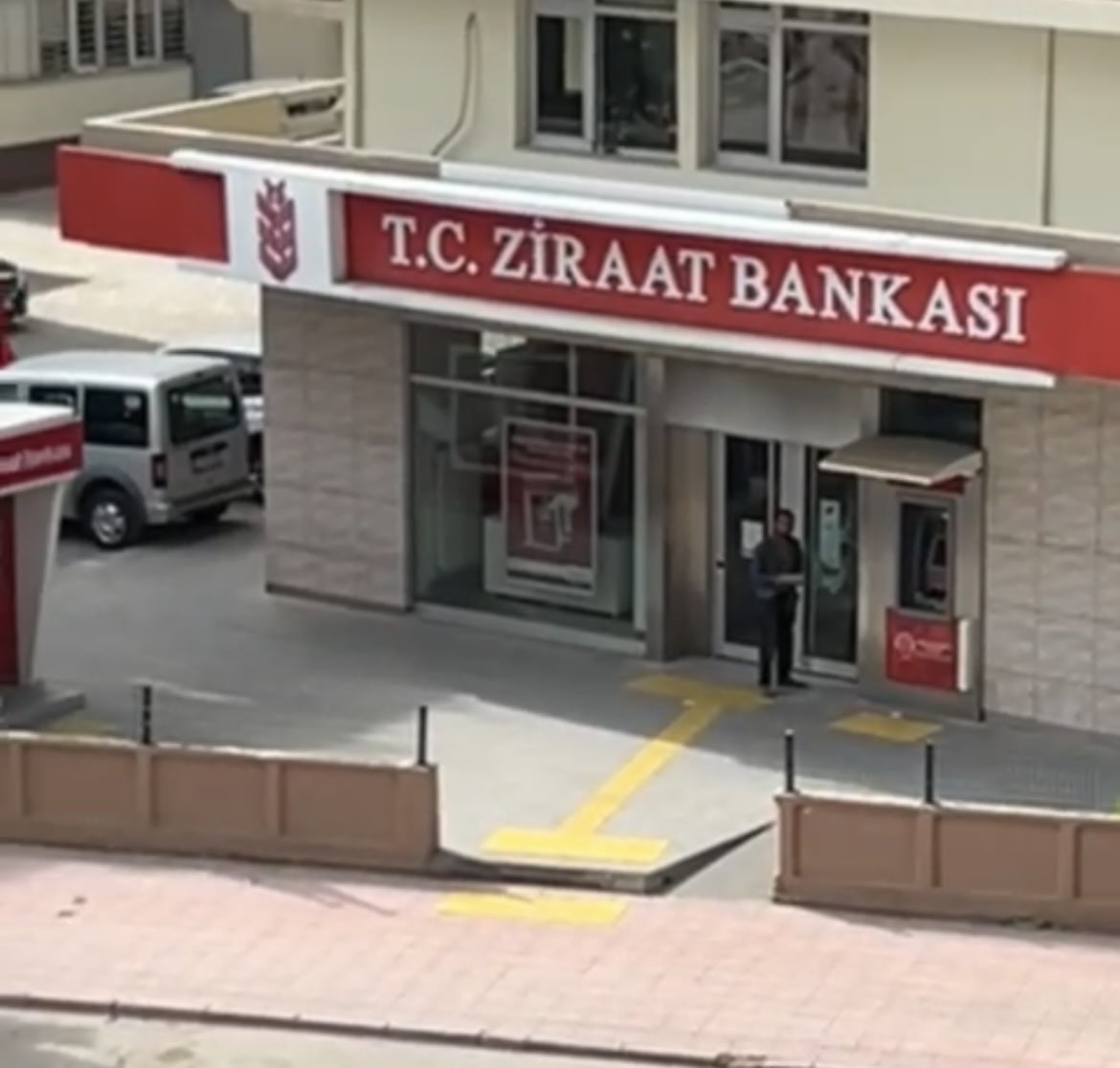 Adana&rsquo;da madde bağımlısı iki kişi Ziraat Bankası&rsquo;nın camlarını kırdı
