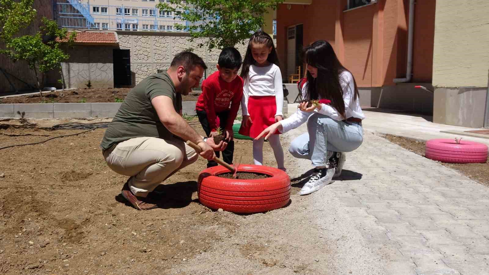 Okul bahçesine öğrencileri için tarım alanı oluşturdu
